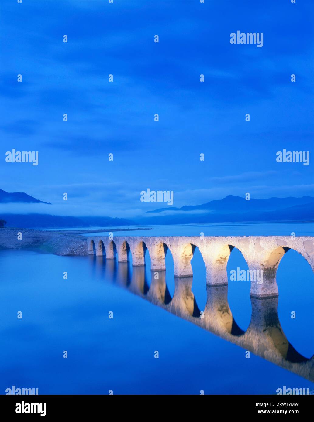 Tausubetsu River Bridge und Lake Nukabira am Morgen Stockfoto