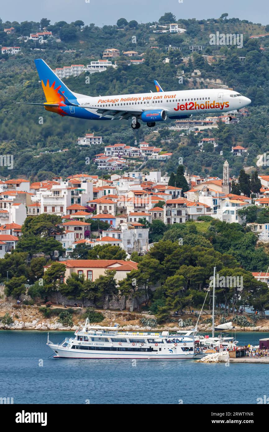 Skiathos, Griechenland - 29. Juni 2023: Jet2 Boeing 737-800 Flugzeug am Skiathos Flughafen (JSI) in Griechenland. Stockfoto