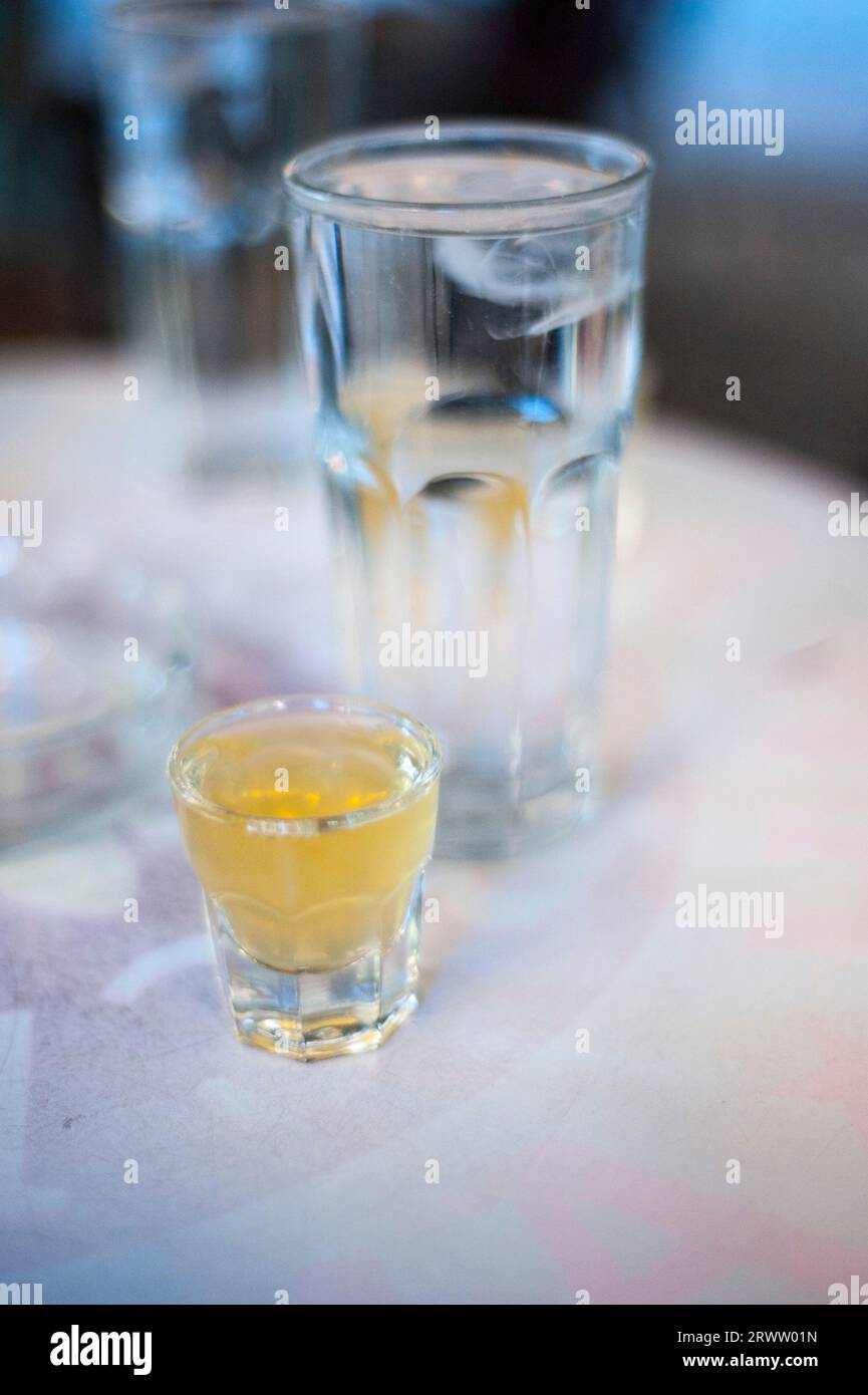 Wassergläser mit Shot-Gläsern auf einem Tisch an der Bar Stockfoto