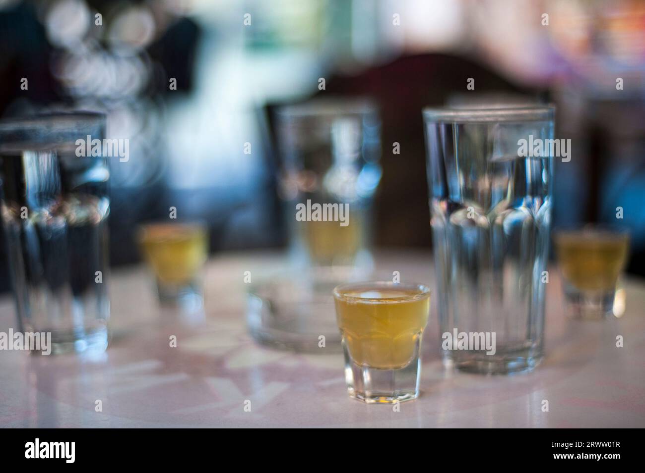 Wassergläser mit Shot-Gläsern auf einem Tisch an der Bar Stockfoto