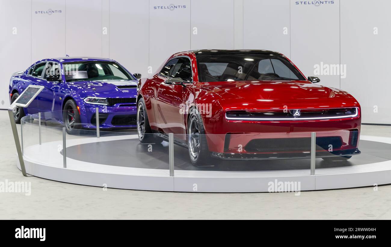 DETROIT, MI/USA - 13. SEPTEMBER 2023: A Dodge Charger Daytona SRT Concept and 2023 Charger Super Bee Cars, North American International Detroit Auto Stockfoto