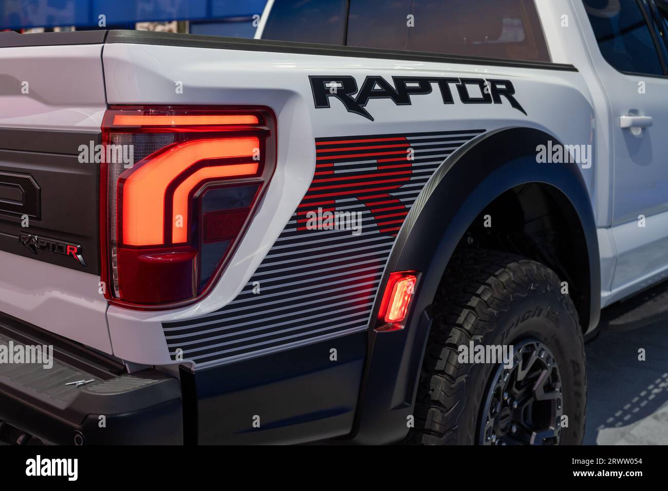 DETROIT, MI/USA – 13. SEPTEMBER 2023: Nahaufnahme eines Ford F-150 Raptor R Rücklichts aus dem Jahr 2023, North American International Detroit Auto Show (NAIAS). Stockfoto