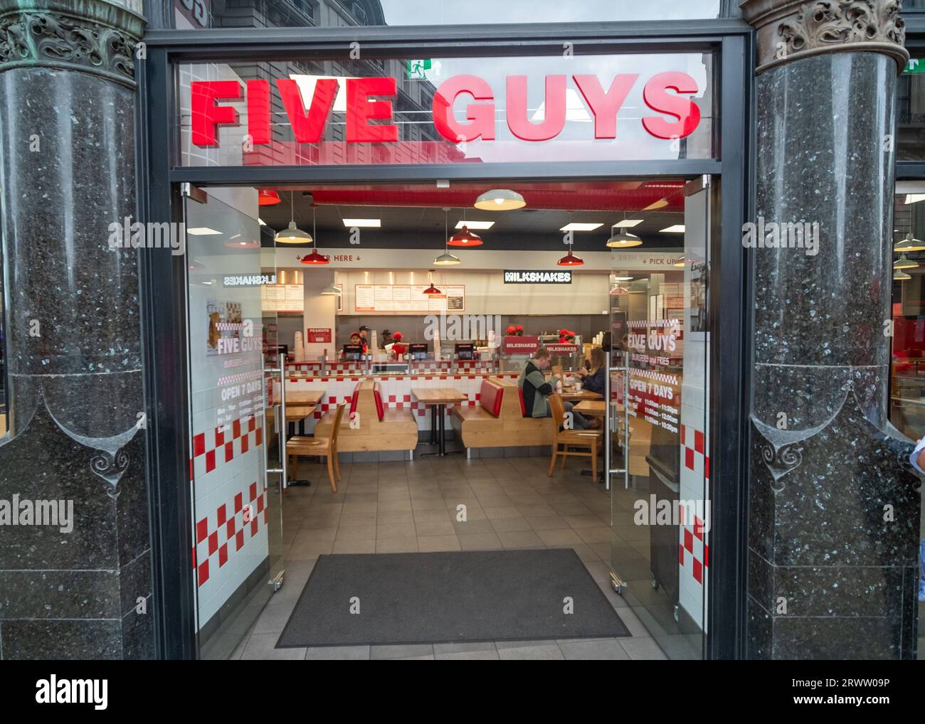 LONDON – 19. SEPTEMBER 2023: Five Guys, amerikanisches Burger-Restaurant auf Piccadilly Circus Stockfoto
