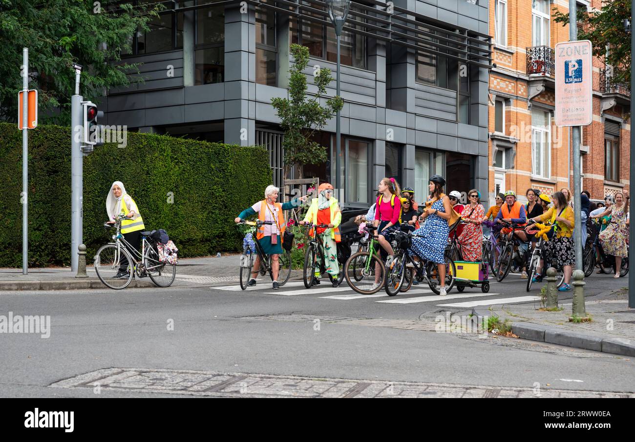 Molenbeek, Region Brüssel-Hauptstadt, Belgien, 17. September 2023 - Cheering-Gruppe hauptsächlich von Frauen, die während des autofreien sonntags Radfahren Stockfoto