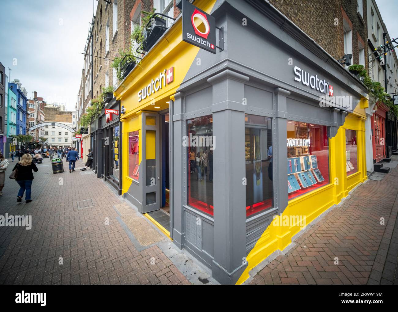 LONDON – 19. SEPTEMBER 2023: Swatch Watch Brand Store in der Carnaby Street, einem bekannten Modegeschäft Stockfoto