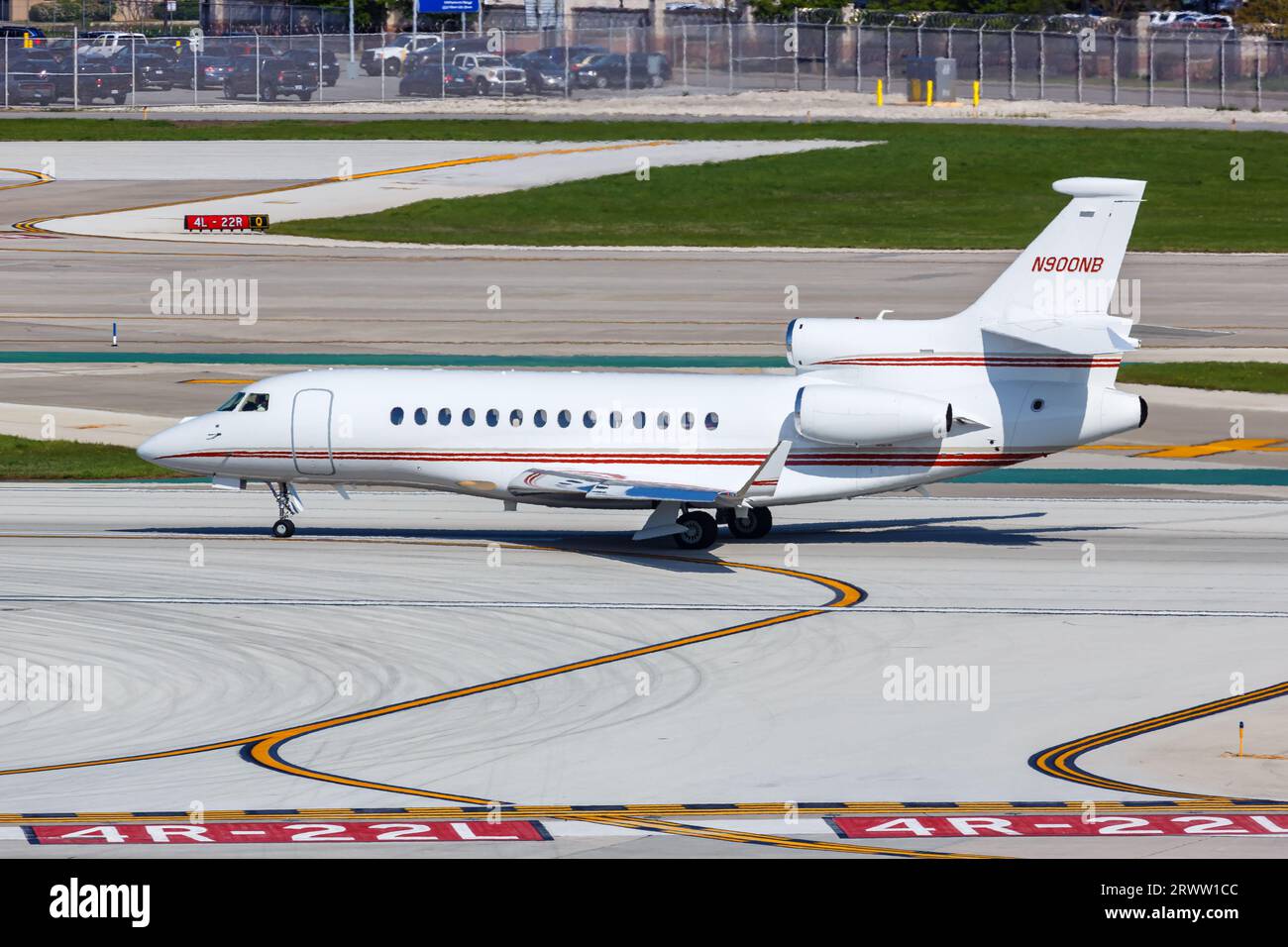 Chicago, USA - 4. Mai 2023: Jet Aviation Flight Services Dassault Falcon 7X Flugzeug am Chicago Midway Airport (MDW) in den USA. Stockfoto