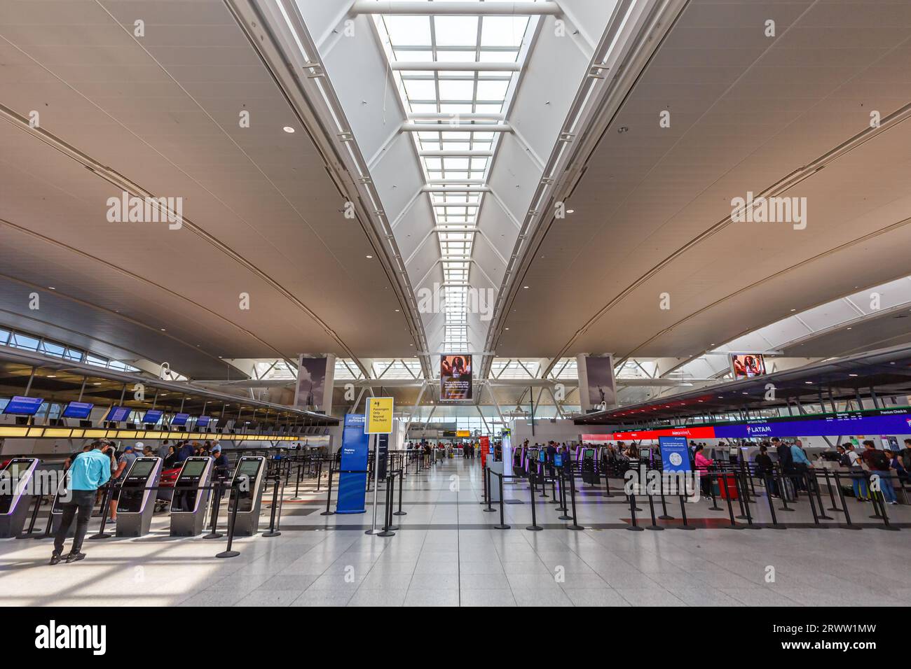New York, Vereinigte Staaten - 12. Mai 2023: Terminal 4 des New York JFK Airport in den Vereinigten Staaten. Stockfoto
