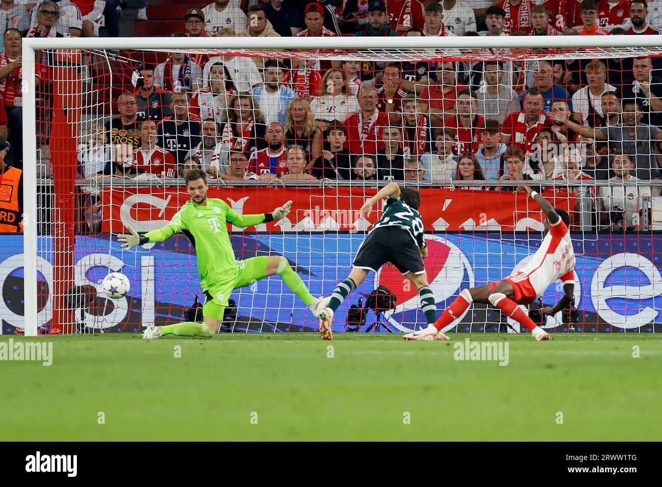 München, Deutschland. September 2023. v. li. Torwart Sven Ulreich (FC Bayern München, 26) klaert gegen Facundo Pellistri (Manchester United, 28), Alphonso Davies (FC Bayern München, 19) R. Fussball, UEFA Champions League, Bayern M?nchen - Manchester United am 20.9.2023 in der Münchner Allianz Arena. DFL-VORSCHRIFTEN VERBIETEN DIE VERWENDUNG VON FOTOS ALS BILDSEQUENZEN UND/ODER QUASI-VIDEO. Quelle: dpa/Alamy Live News Stockfoto