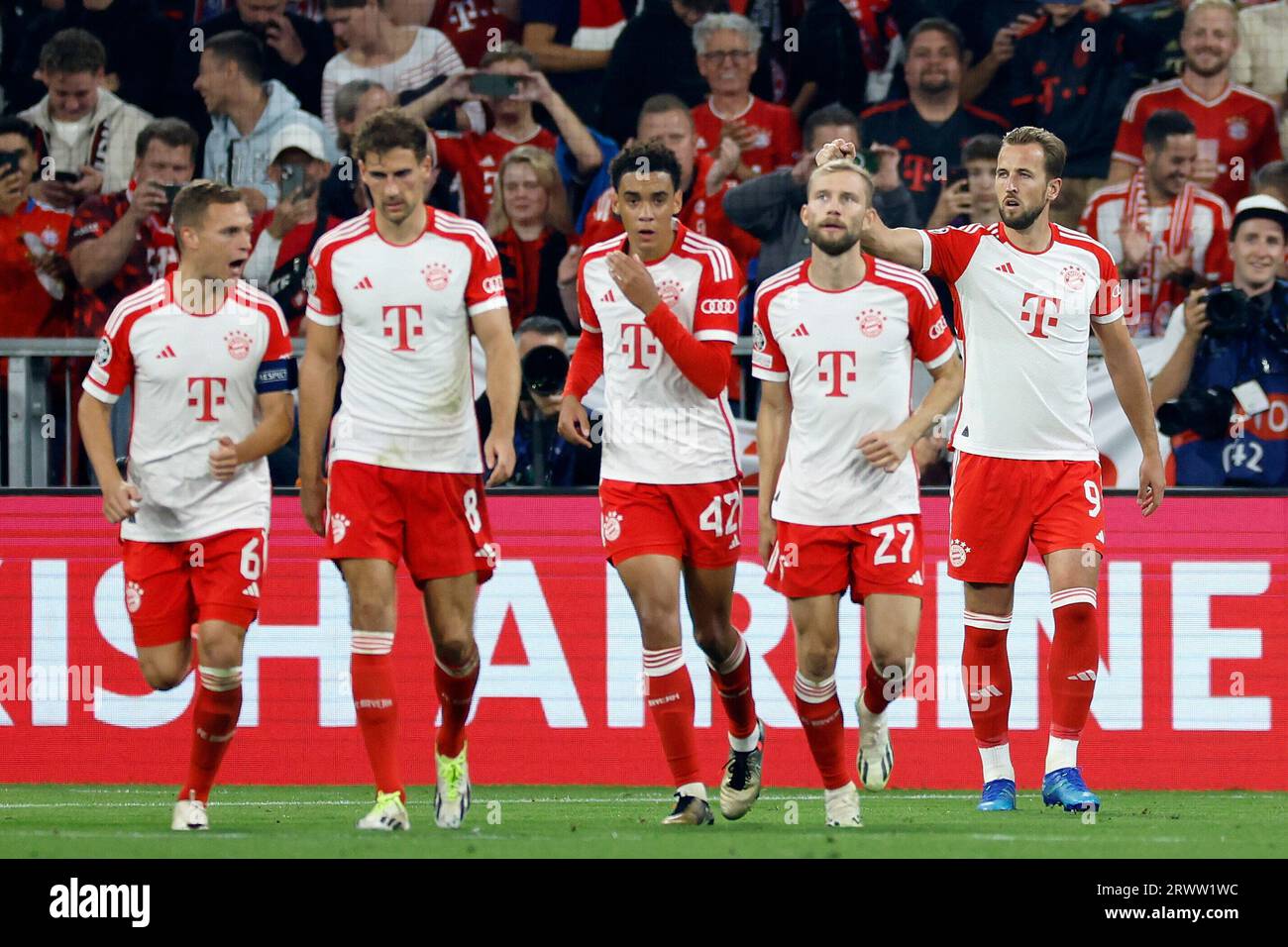 München, Deutschland. September 2023. Jubel nach dem Tor zum 3:1, jubelnd, jubelt, jubeln, jubeln, Emotionen, um den (V-r) Joshua Kimmich (FC Bayern München, 6), Leon Goretzka (FC Bayern München, 8), Jamal Musiala (FC Bayern München, 42), Konrad Laimer (FC Bayern München, 27) und Torschuetze Harry Kane (FC Bayern München, 9), Fussball, UEFA Champions League, Bayern M?nchen - Manchester United am 20.9.2023 in der Münchner Allianz Arena. DFL-VORSCHRIFTEN VERBIETEN DIE VERWENDUNG VON FOTOS ALS BILDSEQUENZEN UND/ODER QUASI-VIDEO. Quelle: dpa/Alamy Live News Stockfoto