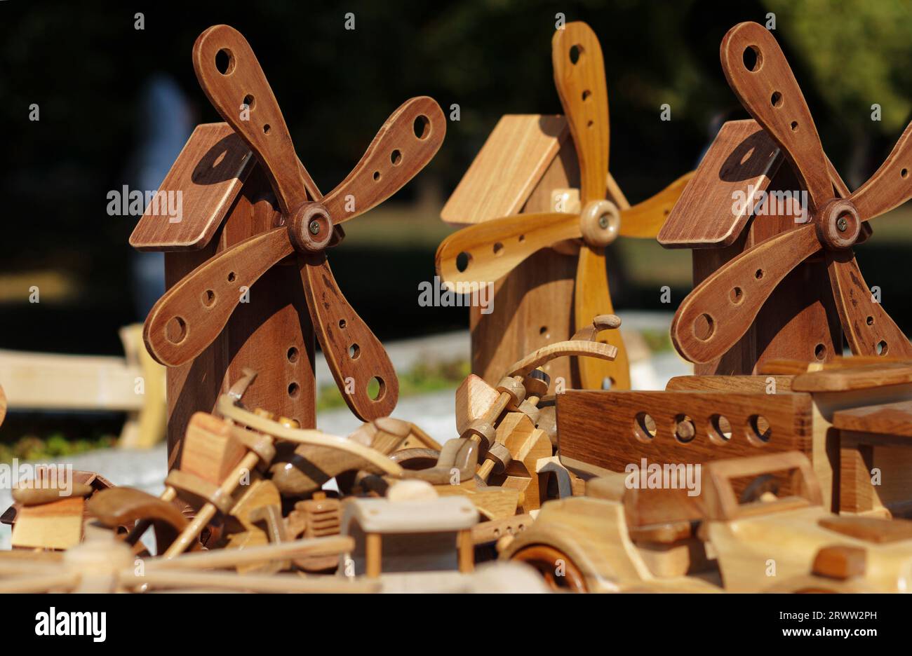 Holzschnitzerei. Kosmetikprodukte, die von einem Meister aus Holzbrettern in Form von Flussmühlen von Hand hergestellt werden Stockfoto