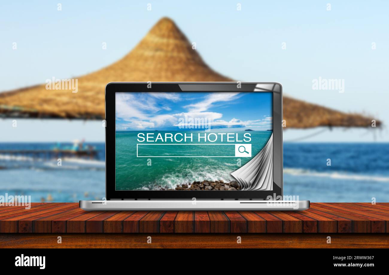 Suchen Sie die Website des Hotels auf einem Laptop-Bildschirm, einem Strohschirm und einem tropischen Strand im Hintergrund. Online-Buchungskonzept. Stockfoto
