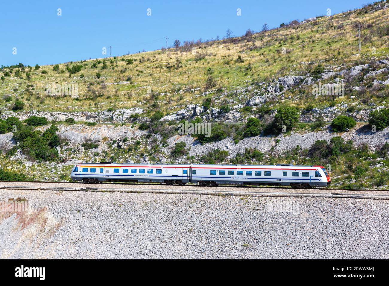 Plano, Kroatien - 28. Mai 2023: Pendelzug mit Kippsystem der kroatischen Eisenbahnen Hrvatske Zeljeznice bei Plano, Kroatien. Stockfoto