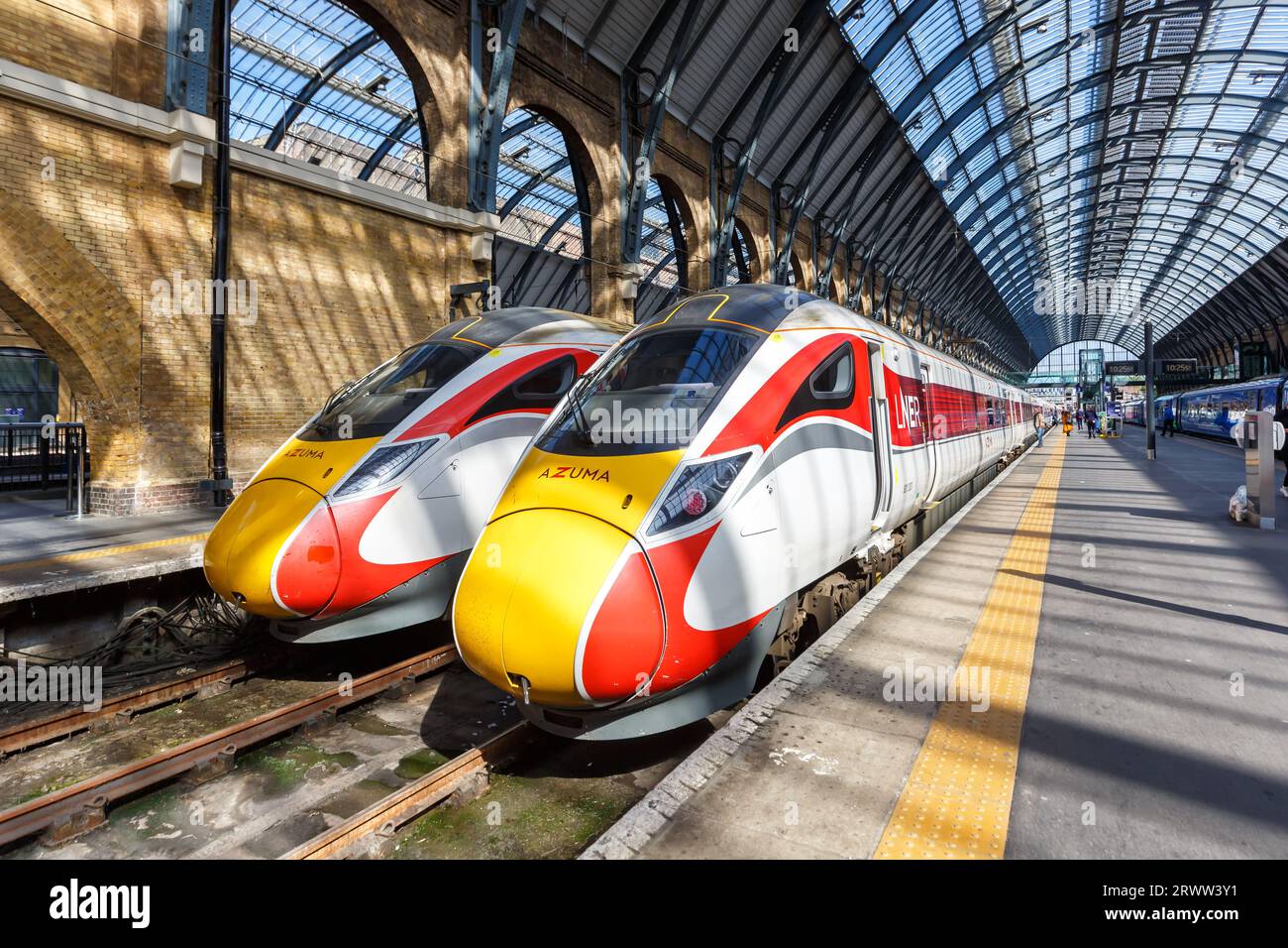 London, Vereinigtes Königreich - 29. April 2023: Azuma InterCity Hochgeschwindigkeitszug der London North Eastern Railway LNER am King's Cross Bahnhof in Lond Stockfoto