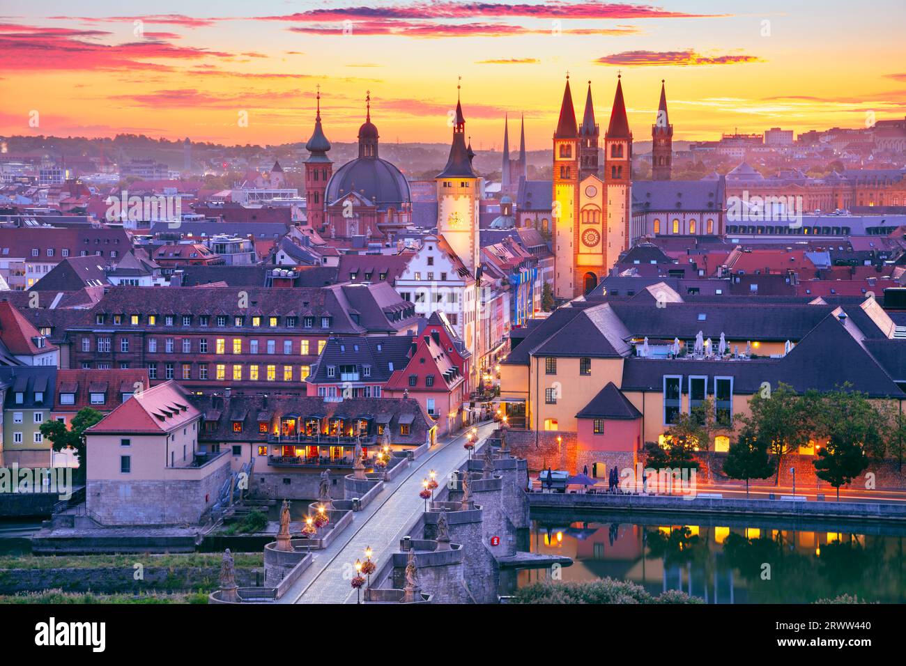 Wurzburg, Deutschland. Luftbild der Stadt Würzburg, Bayern, Deutschland mit der Alten Mainbrücke über den Main bei schönem Herbstsonnenaufgang. Stockfoto