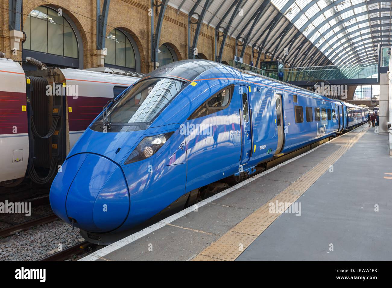 London, Vereinigtes Königreich - 29. April 2023: Lumo-Hochgeschwindigkeitszug der FirstGroup am Bahnhof King's Cross in London, Vereinigtes Königreich. Stockfoto