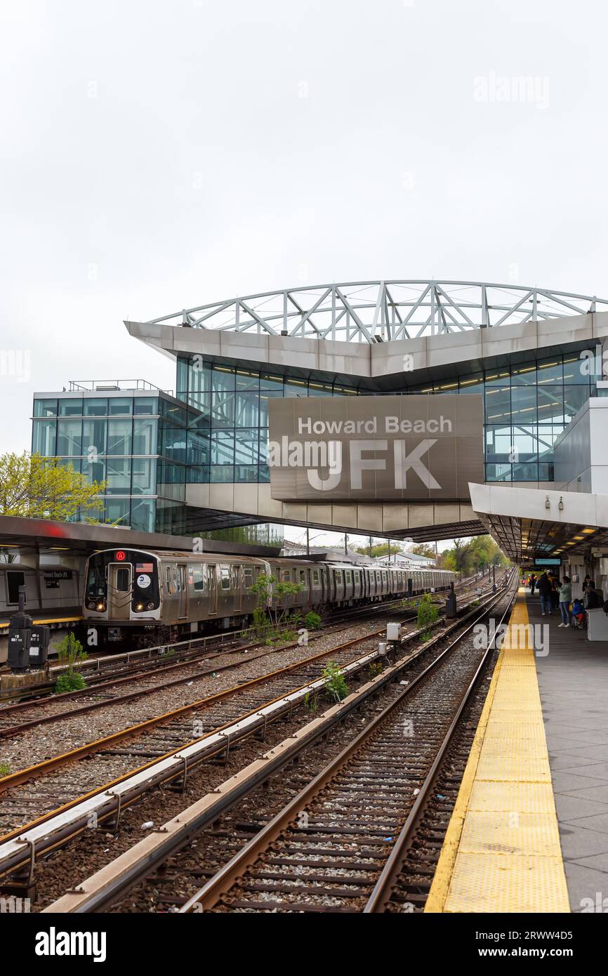 New York City, USA - 30. April 2023: Howard Beach JFK A Line Subway Station Public Transportation Portrait Format in New York, USA. Stockfoto