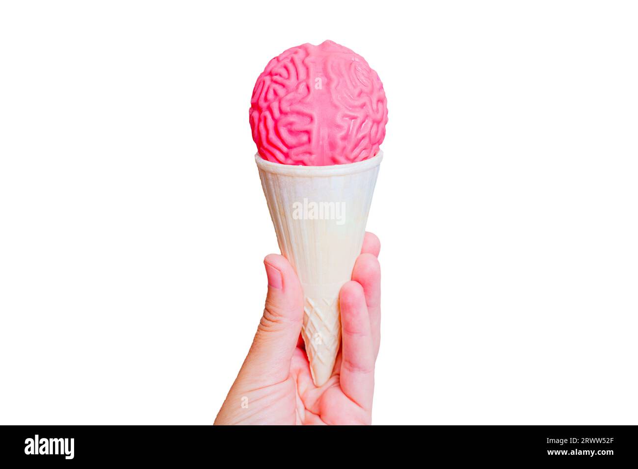 Eiskegel mit einem geleeartigen menschlichen Hirnmodell in Hand isoliert auf weißem Hintergrund. Durchdachtes süßes Leckerli-Konzept. Stockfoto