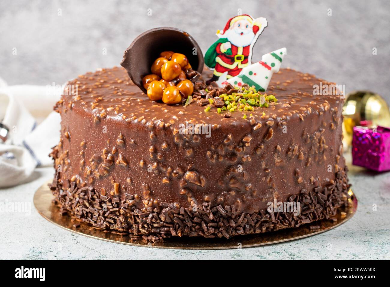 Weihnachtskuchen. Neujahrskonzept. Neujahrskonzept-Design-Kuchen auf grauem Hintergrund. Nahaufnahme Stockfoto