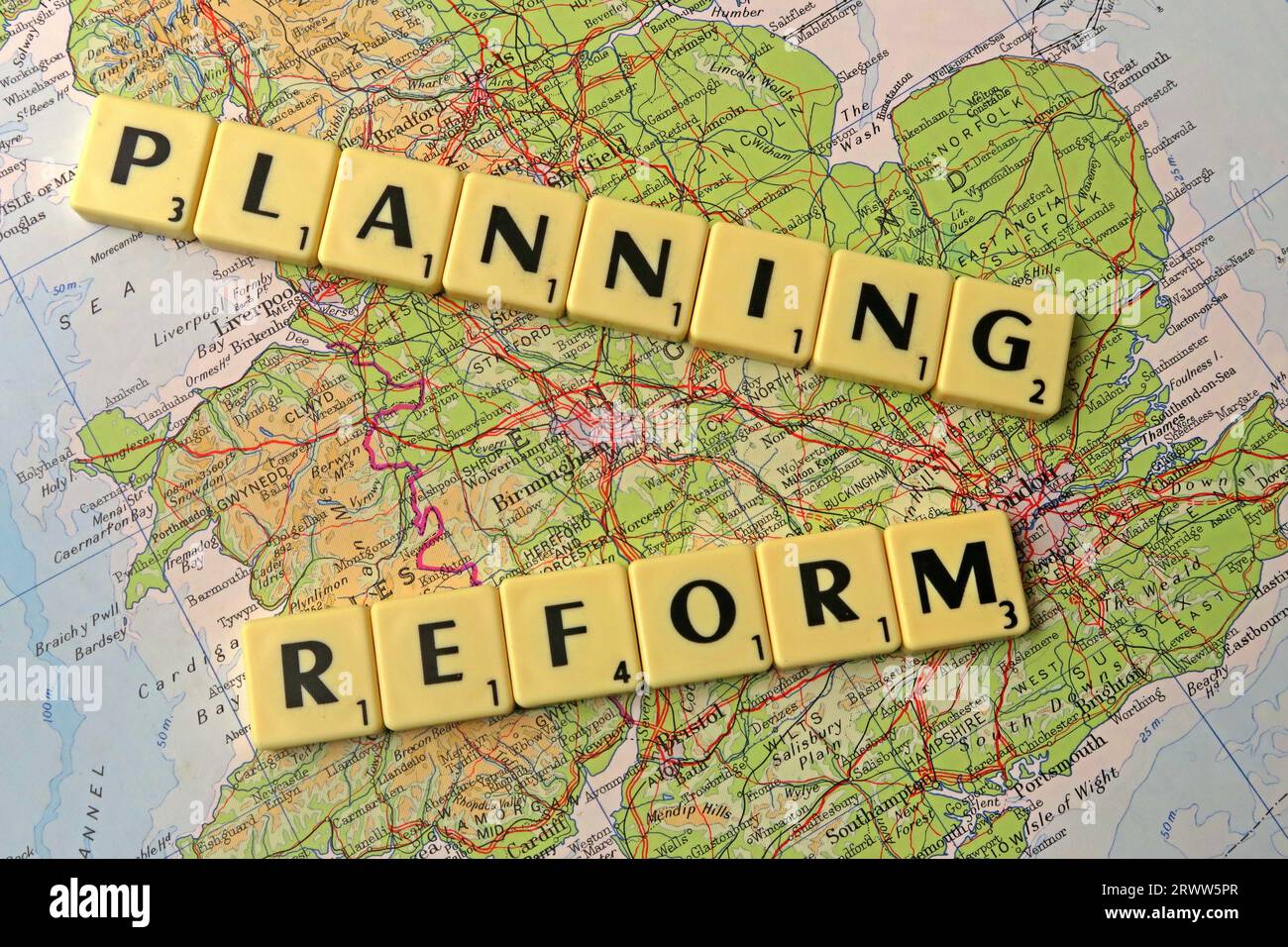 Planungs-Reform in Scrabble Buchstaben und Worte auf einer Karte von England - lokale Entwicklung und Gebäudekontrolle geschrieben Stockfoto