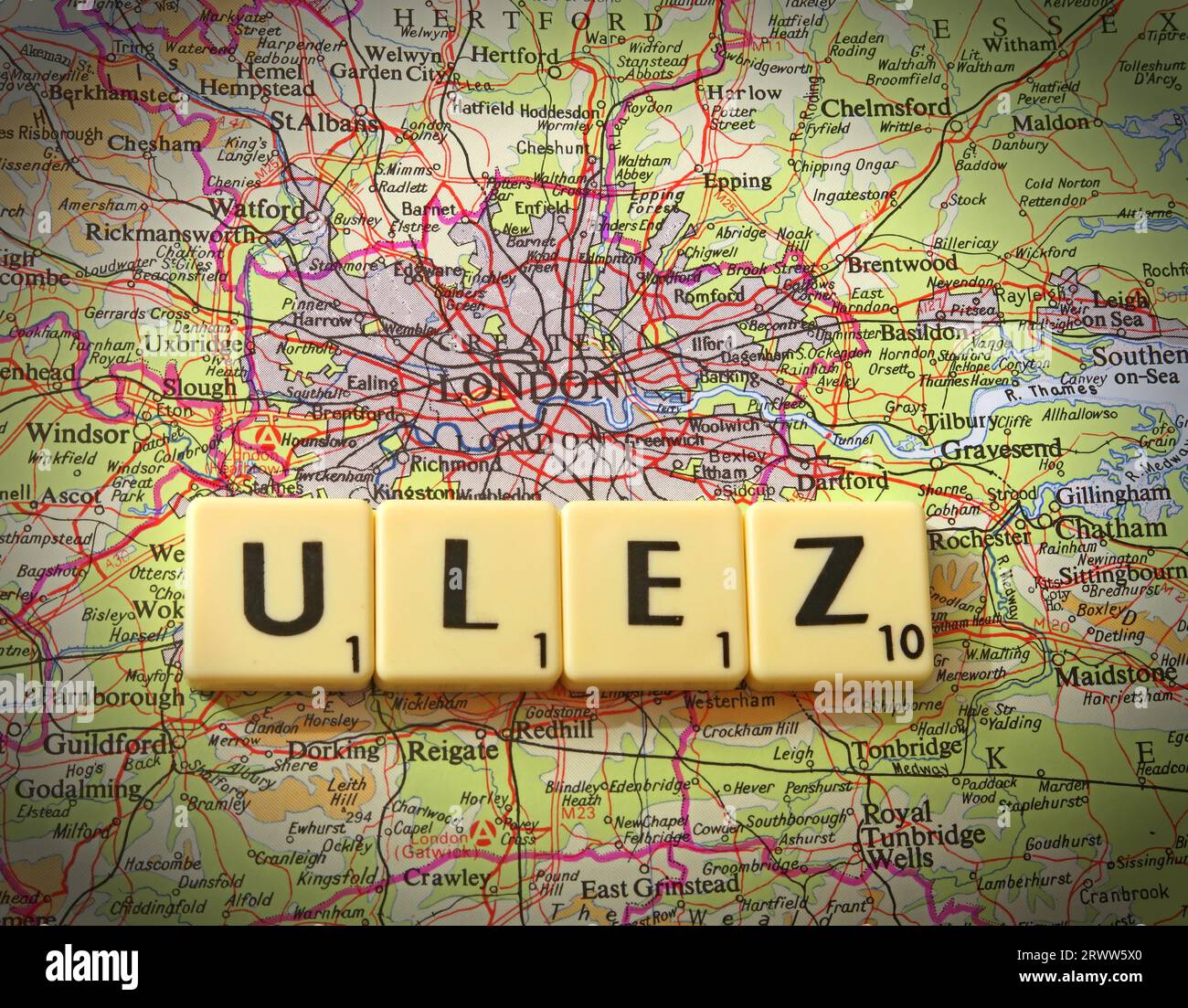 Londons ULEZ, The Ultra Low Emissions Zone – in Scrabble-Buchstaben geschrieben, London, England, Großbritannien Stockfoto