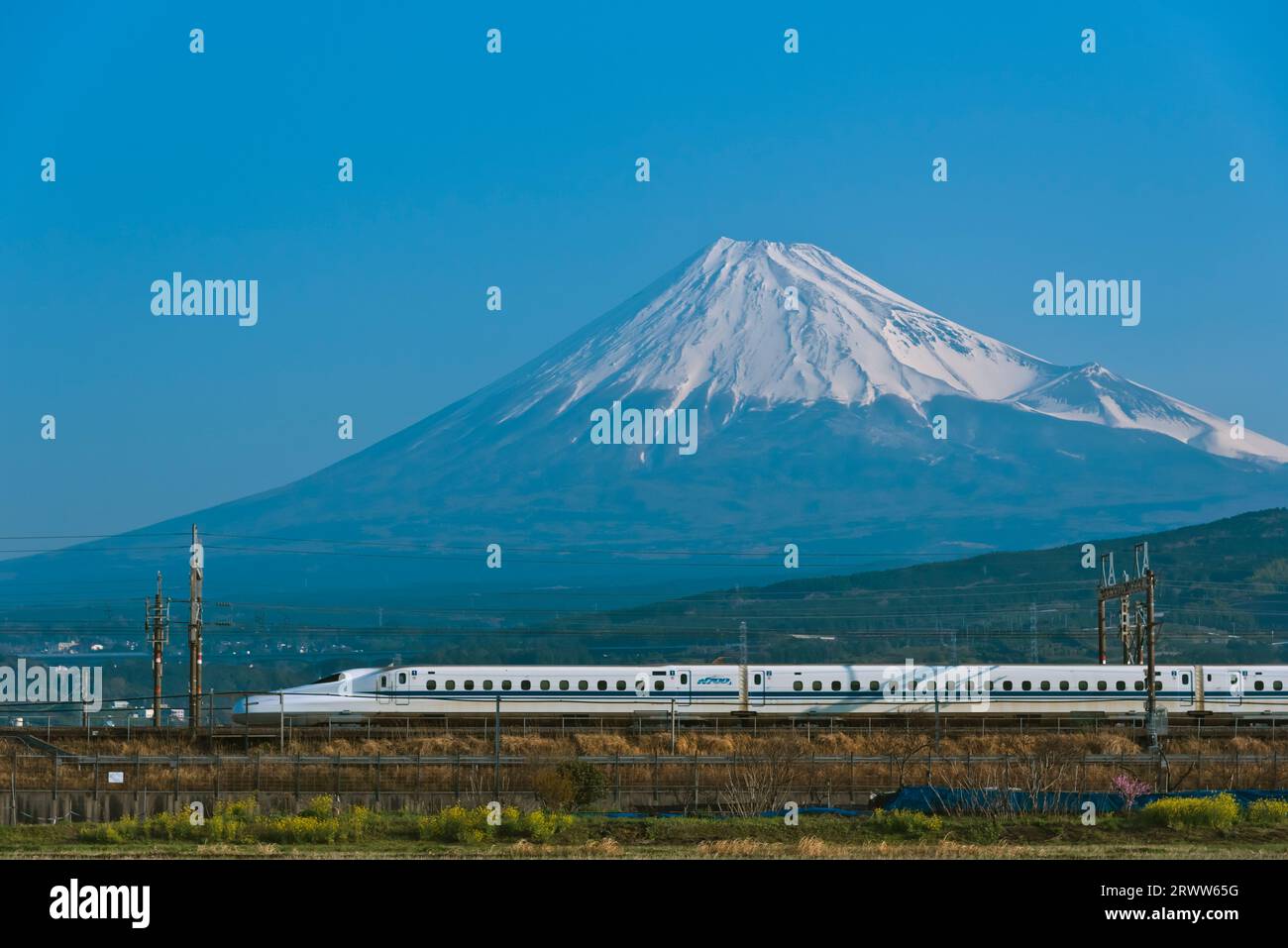 Fuji im blauen Himmel und Tokaido/Sanyo Shinkansen N700 Serie Stockfoto