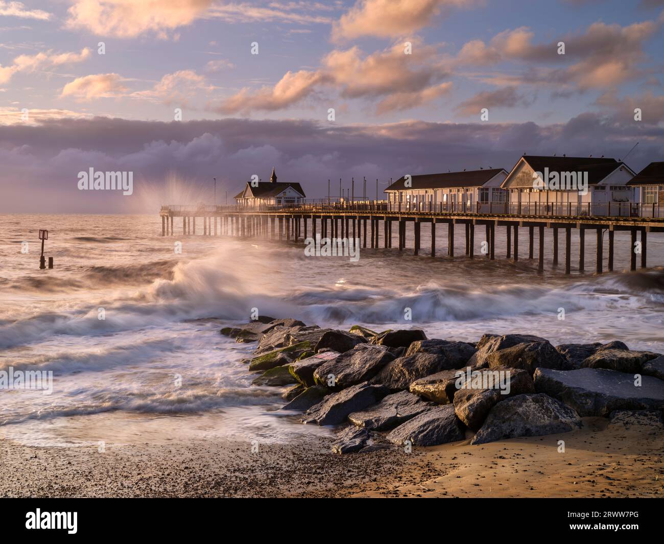 Mittwoch, 13. September 2023. Southwold, Suffolk, England - Ein kühlerer Start in den Tag mit einer erfrischenden Brise, die die Wellen um den Pier in S weht Stockfoto