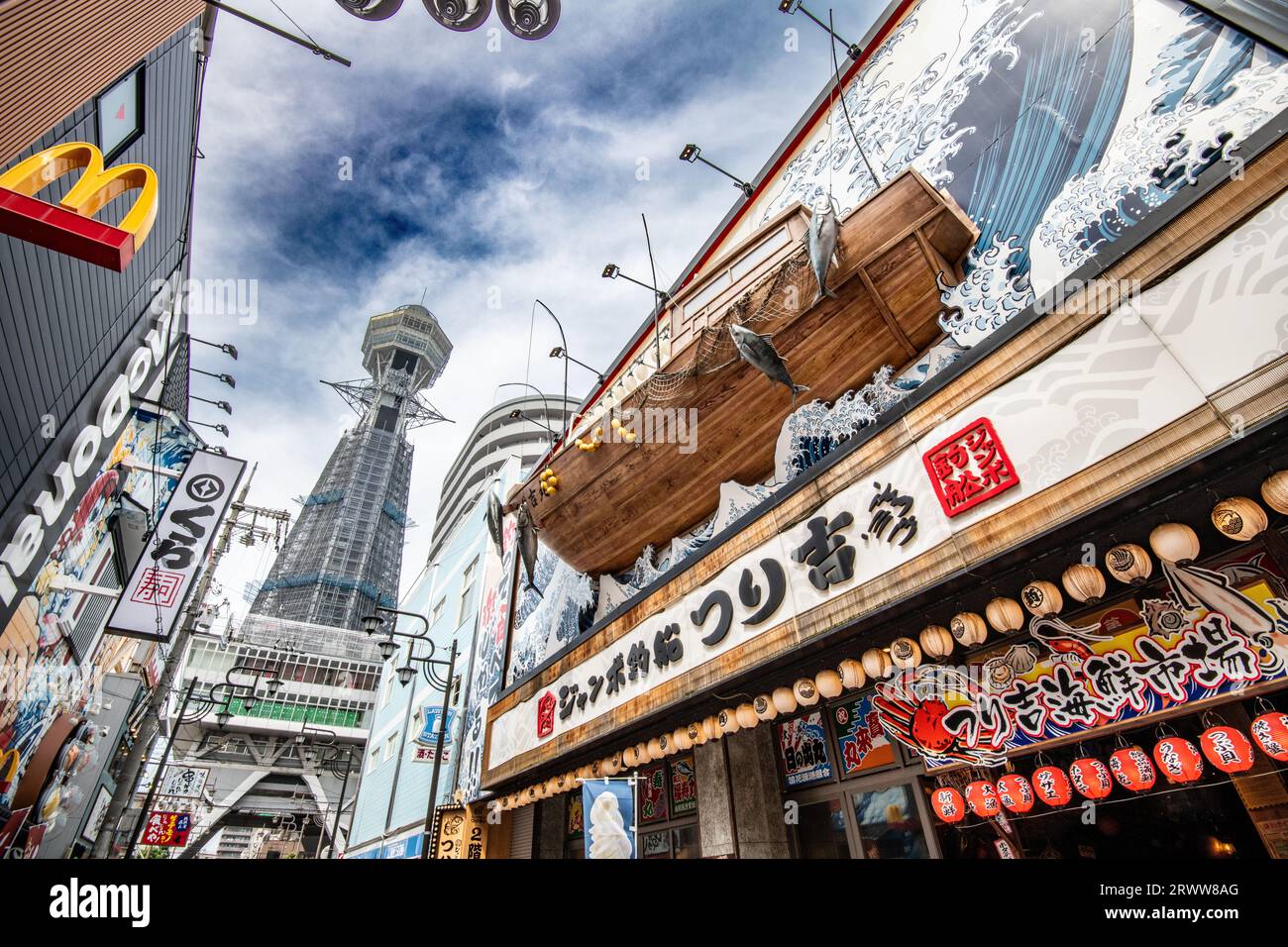 Auffällige 3D-Plakatwände des Restaurants und Tsutenkaku. Stockfoto