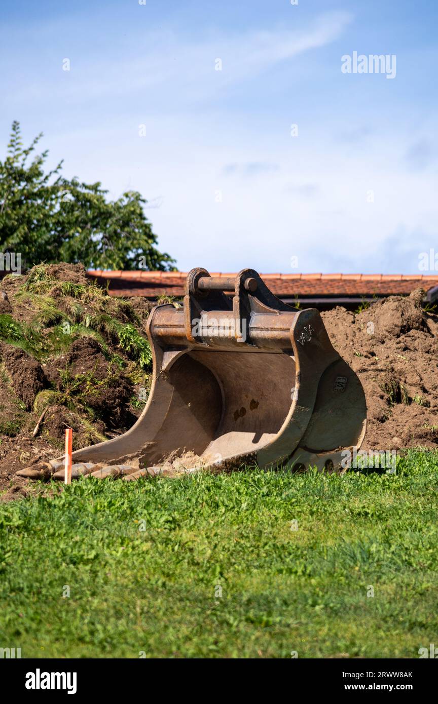 Fahrzeugschaufel neben Baustelle in Meransen, Südtirol, Italien Stockfoto