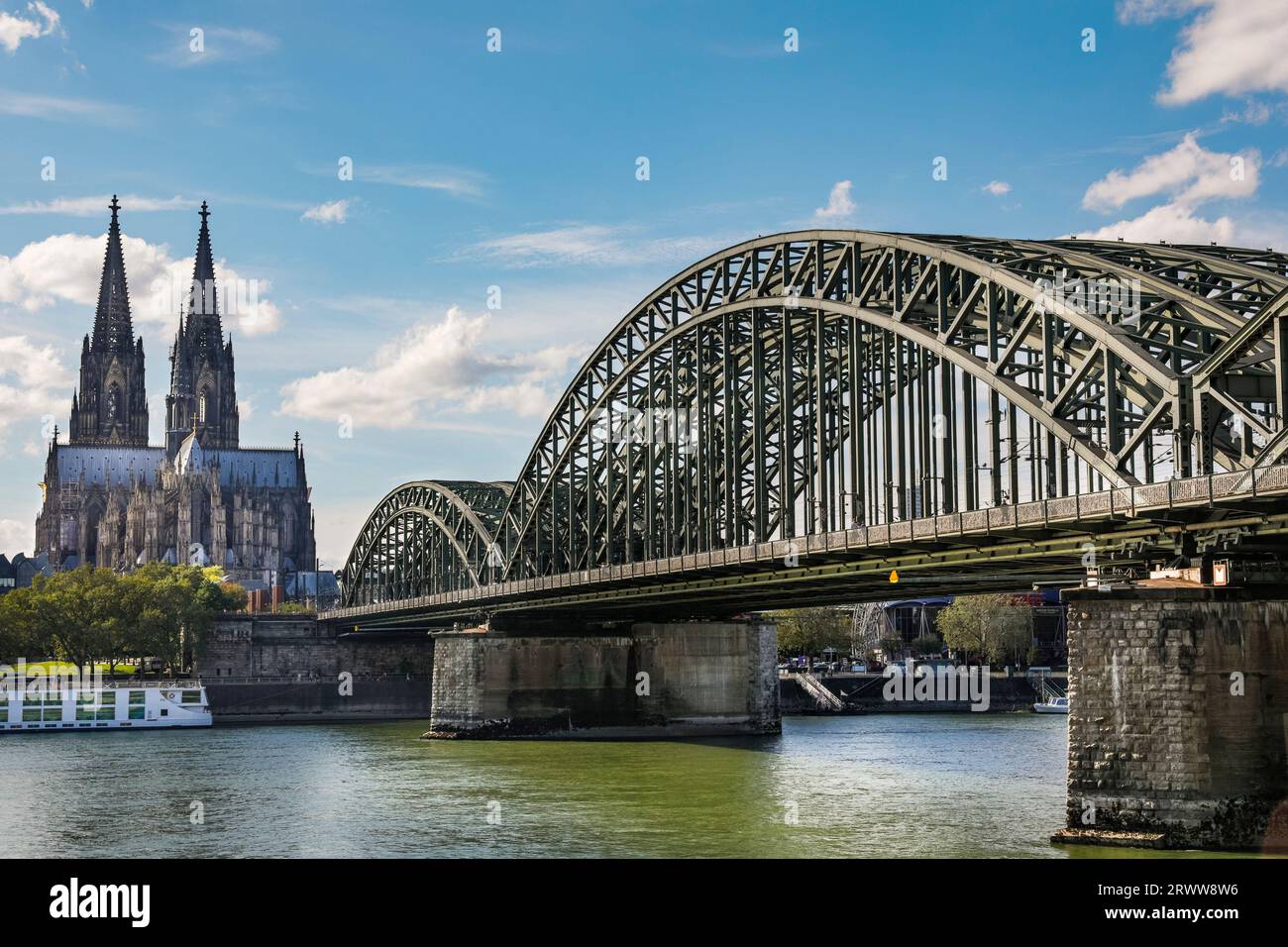 Kölner Dom mit Hohenzollernbrücke, Kölner Dom, Köln, Deutschland Stockfoto