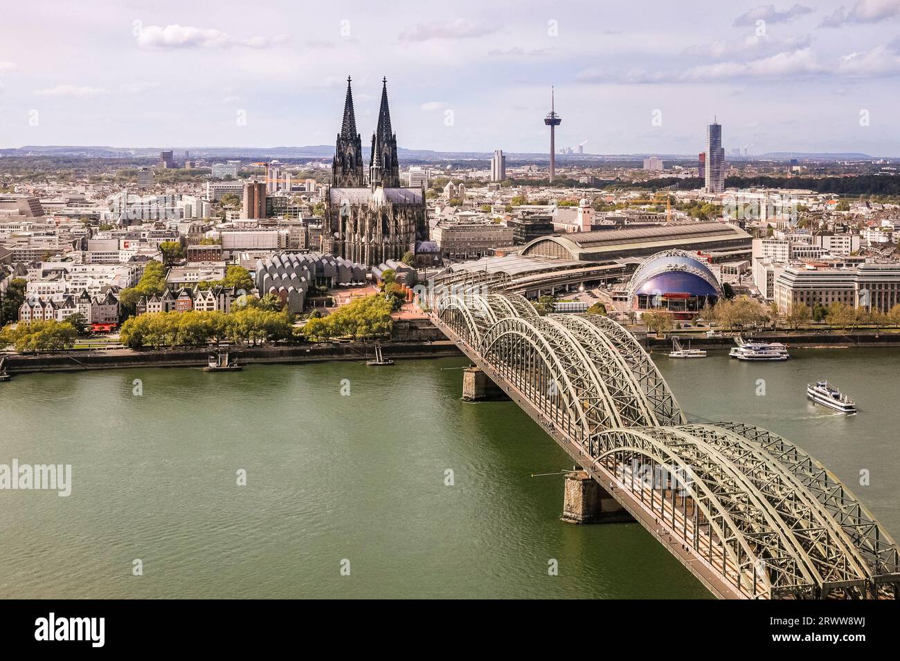 Kölner Dom mit Hohenzollernbrücke, Kölner Dom, Köln, Deutschland Stockfoto