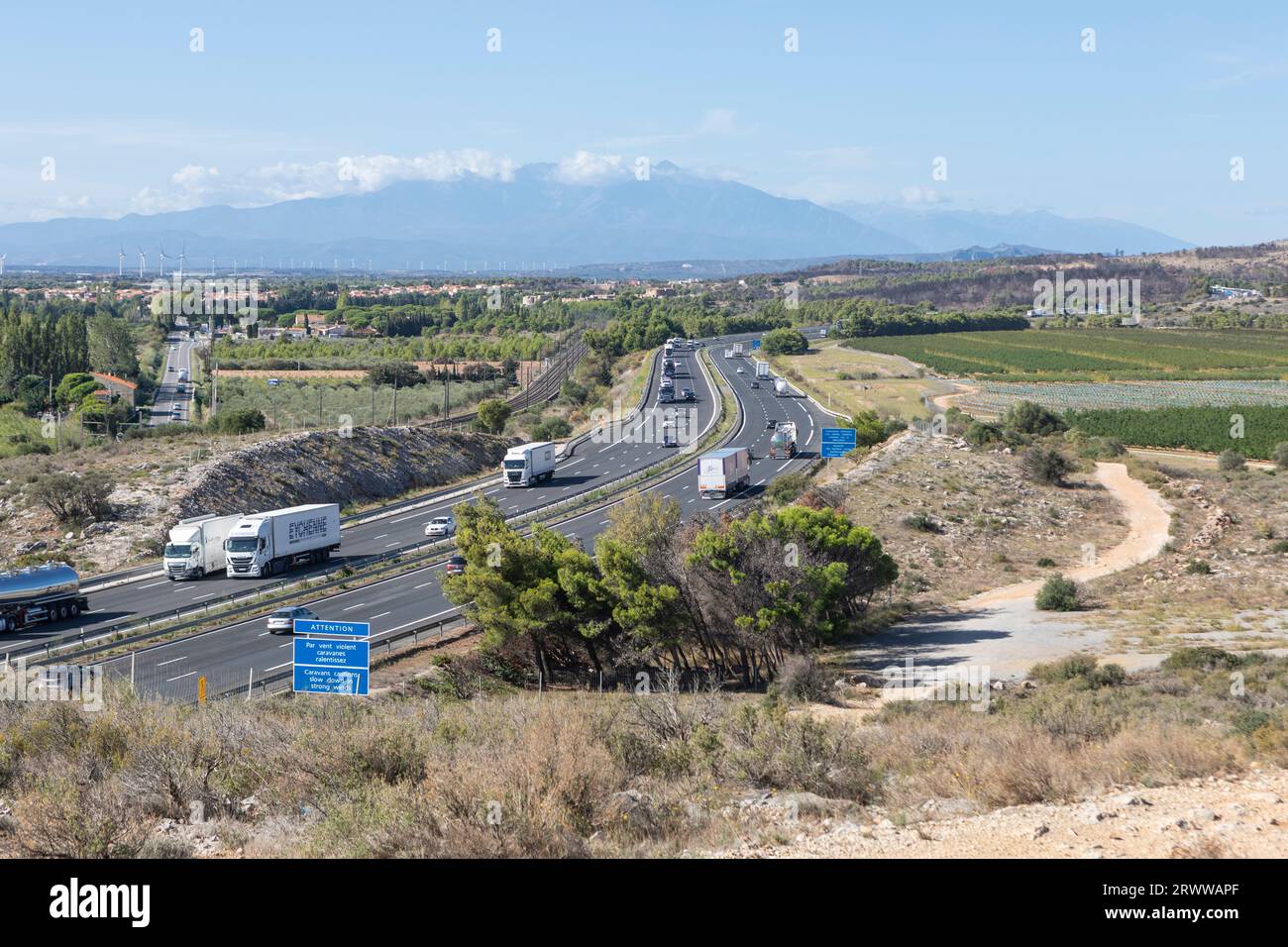Die Autobahn A9 führt durch das katalanische Gebiet Südfrankreichs. Stockfoto