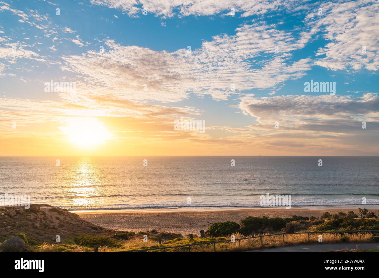 O'Sullivan Beach Küste mit Wolken über dem Meer während des Sonnenuntergangs, South Australia Stockfoto