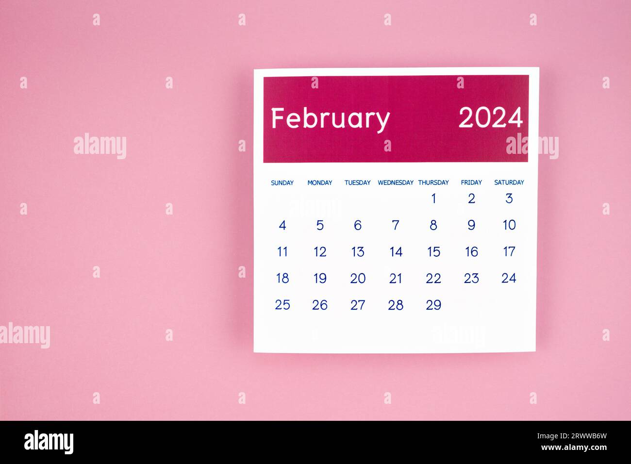 Kalenderseite februar 2024 auf rosafarbenem Hintergrund. Stockfoto