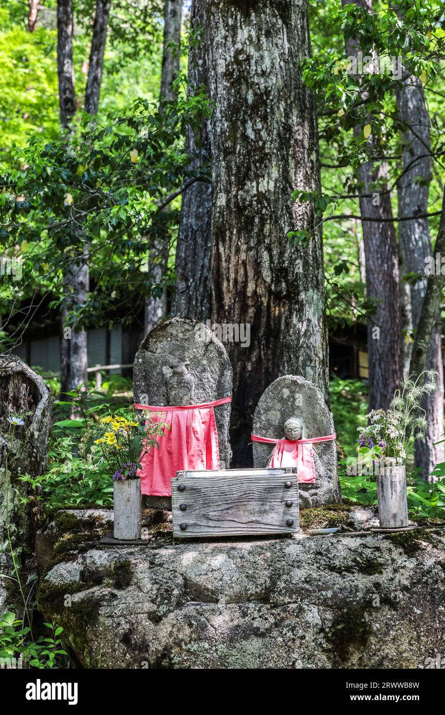 Hida-Dorflandschaft mit Pferdekopf Kannon und Jizo Bosatsu Stockfoto