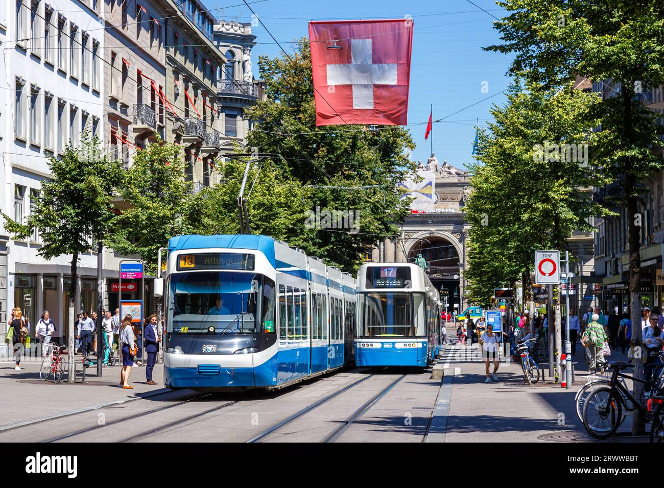 Zürich, Schweiz - 10. August 2023: Bahnhofstrasse mit Straßenbahnen des Typs Cobra-Tram und Bombardier Flexity in der Stadt Zürich, Schweiz Stockfoto