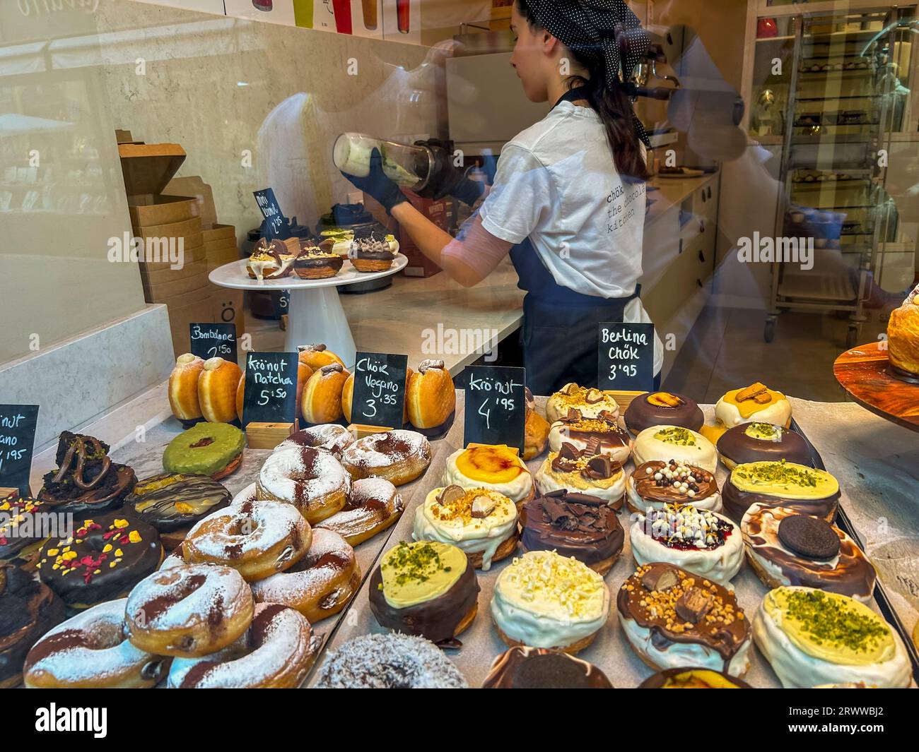 Sevilla, Spanien, Einkaufsstraße, Altstadt, Bürokaufmann, innen, Schaufenster, modernes spanisches Konditorei, „Chok“ (Schokoladenküche) Stockfoto