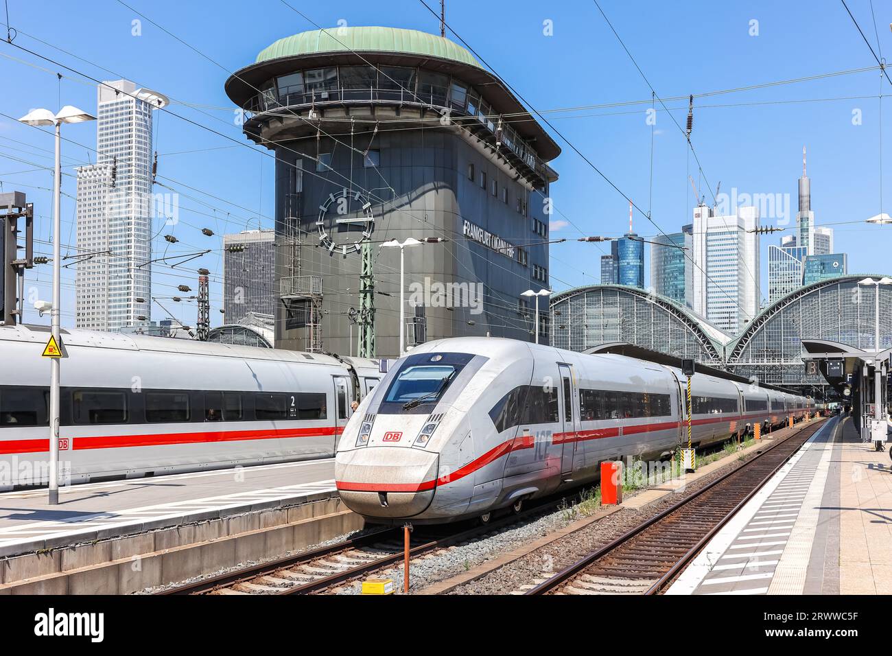 Frankfurt, Deutschland - 18. Juli 2023: ICE-Hochgeschwindigkeitszug der DB Deutsche Bahn am Hauptbahnhof in Frankfurt. Stockfoto