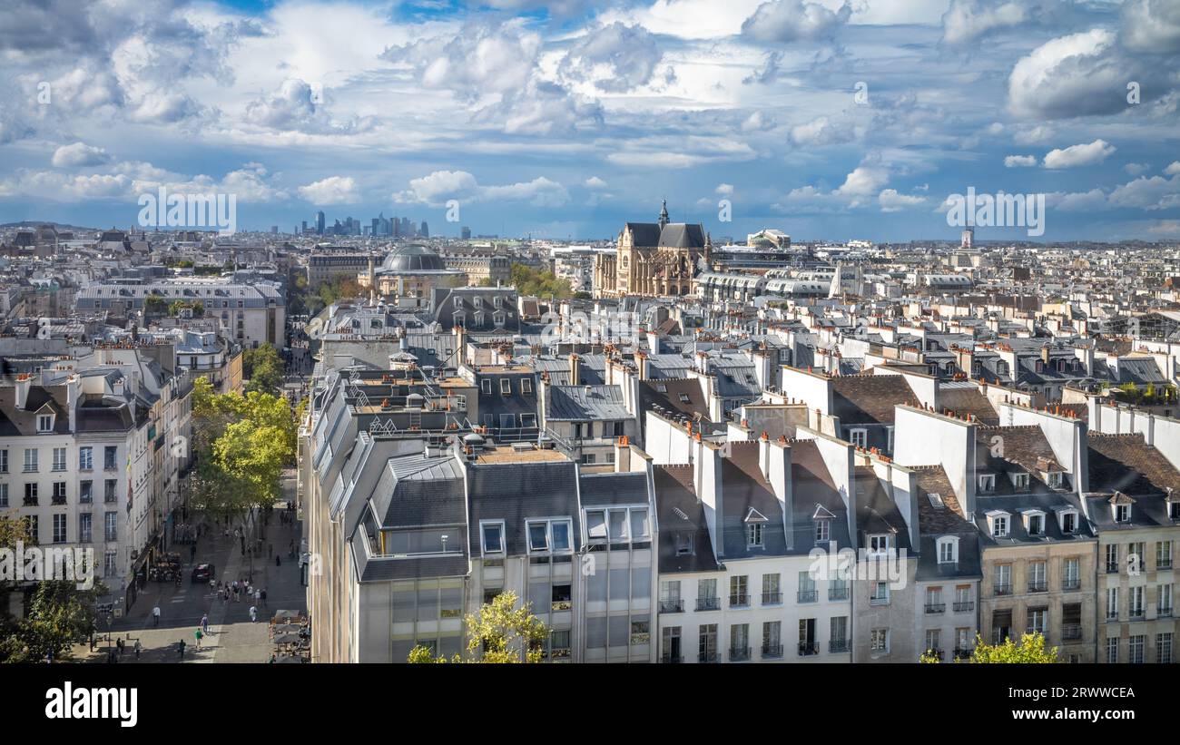 Blick auf die Dächer von Paris vom Centre Pompidou in Richtung Westen zur katholischen Kirche Saint-Eustace und in weiter Entfernung zum Hochhaus Stockfoto