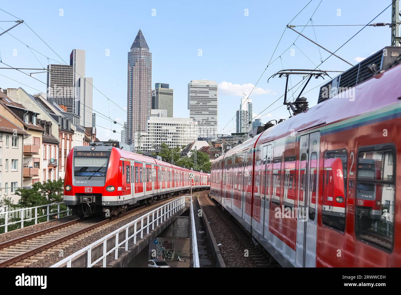 Frankfurt, Deutschland - 18. Juli 2023: S-Bahn-S-Bahn der DB Deutsche Bahn am Frankfurter Westbahnhof öffentliche Verkehrsmittel in Frankfurt, Deutschland Stockfoto