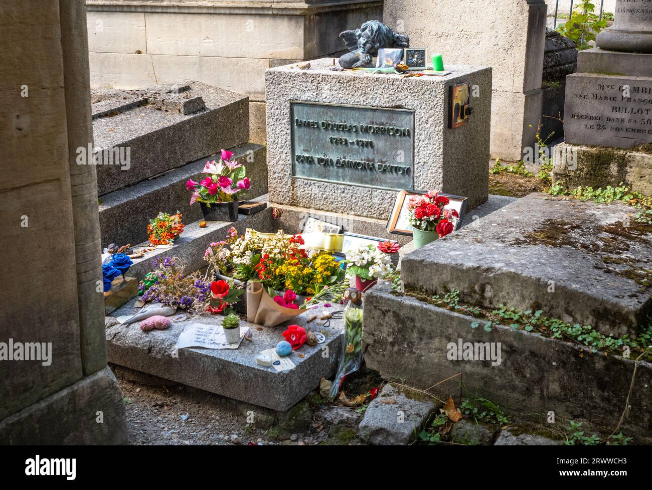 Blumen und Momentos auf dem Grab von Jim Morrison, dem Sänger und Frontmann der berühmten Band The Doors, der 1971 im Alter von 27 Jahren in Paris starb. Pro Stockfoto