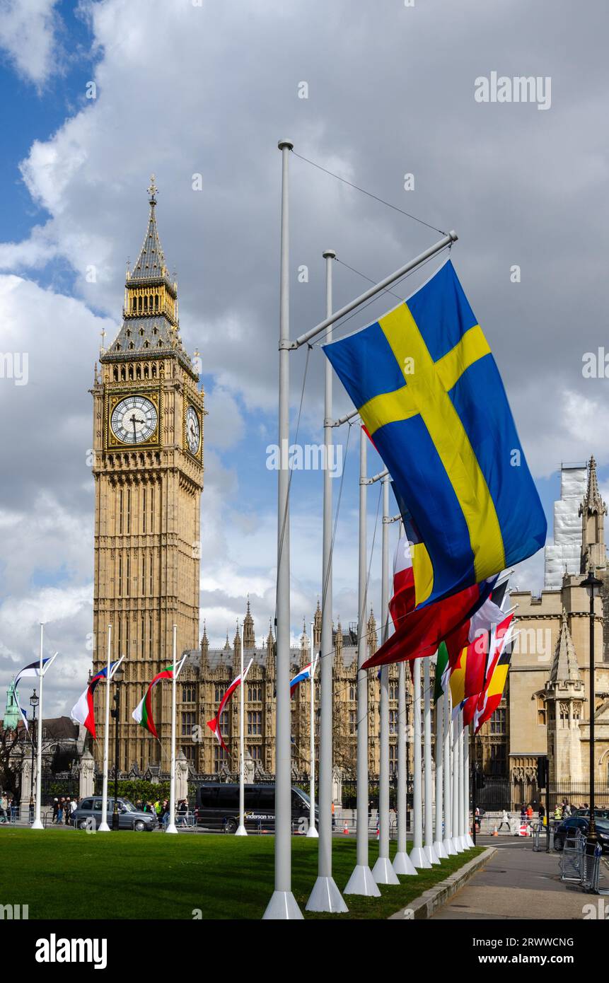 Internationale Flaggen am Parliament Square, vor den Houses of Parliament, Westminster, London, UK. Die Flaggen der europäischen Nation. Schwedische Flagge Stockfoto