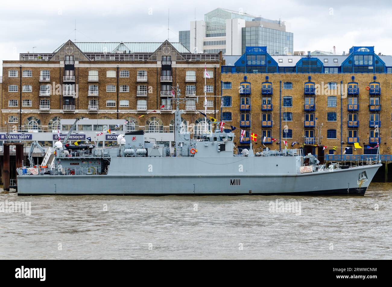 HMS Blyth (M111) Minehunter der Royal Navy der Sandown-Klasse, neben dem Landhaus der HMS President Royal Navy Reserve an der Themse, London, UK Stockfoto