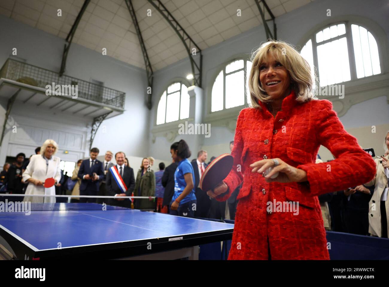Königin Camilla spielt Tischtennis mit Brigitte Macron, während sie lokale Jugendsportverbände in Saint-Denis, Paris, am zweiten Tag des Staatsbesuchs in Frankreich trifft. Bilddatum: Donnerstag, 21. September 2023. Stockfoto