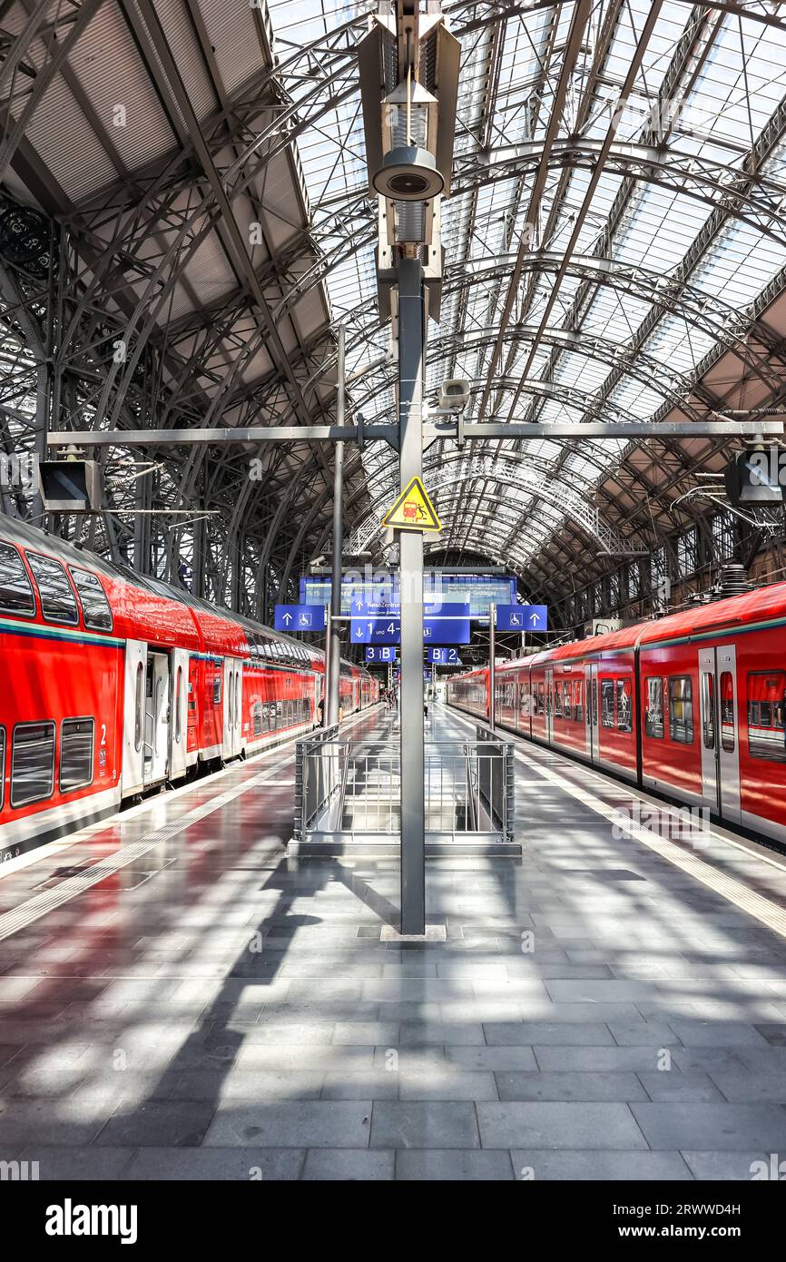 Frankfurt, Deutschland - 18. Juli 2023: Regionalzüge der DB Deutsche Bahn am Hauptbahnhof in Frankfurt. Stockfoto