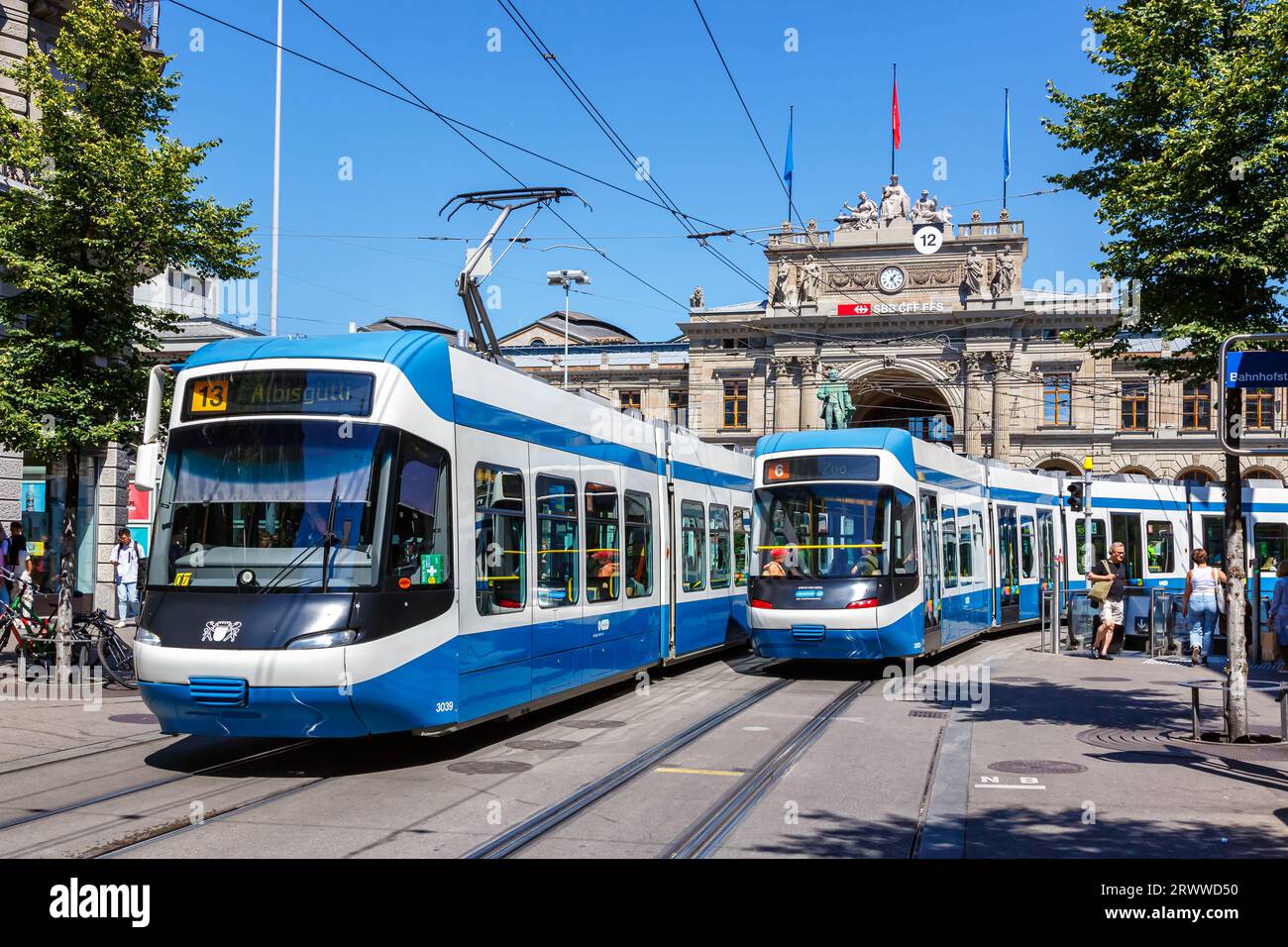 Zürich, Schweiz - 10. August 2023: Bahnhofstrasse mit Straßenbahnen des Typs Cobra-Tram öffentlicher Nahverkehr in der Stadt Zürich, Schweiz. Stockfoto