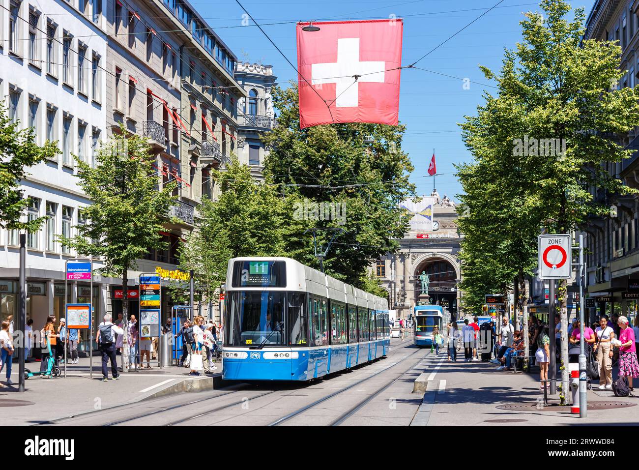 Zürich, Schweiz - 10. August 2023: Bahnhofstrasse mit Straßenbahntyp Bombardier Flexity 2 öffentlicher Nahverkehr in der Stadt Zürich, Schweiz. Stockfoto