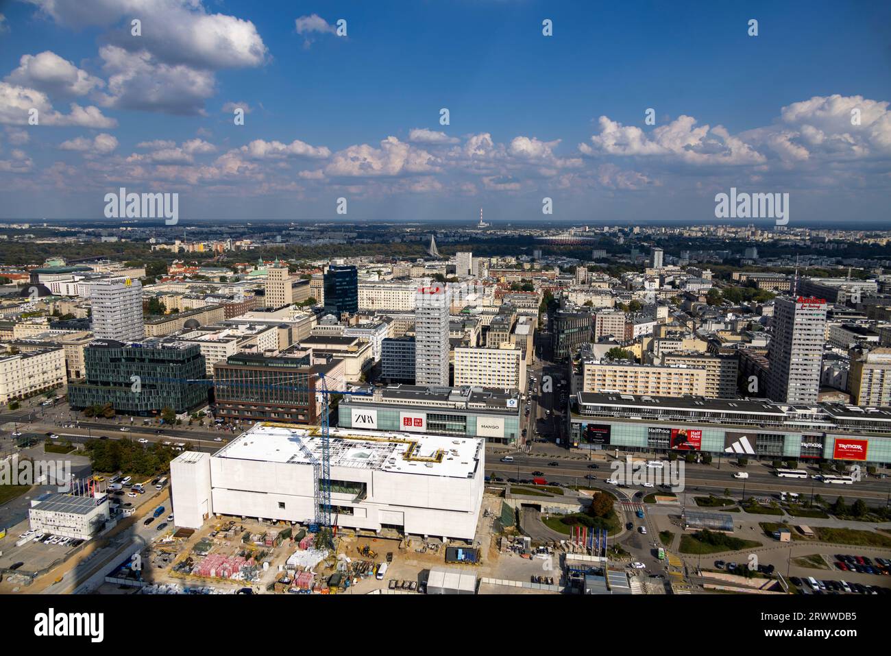 Blick in Richtung Osten des Stadtzentrums vom Kulturpalast in Warschau, Polen Stockfoto