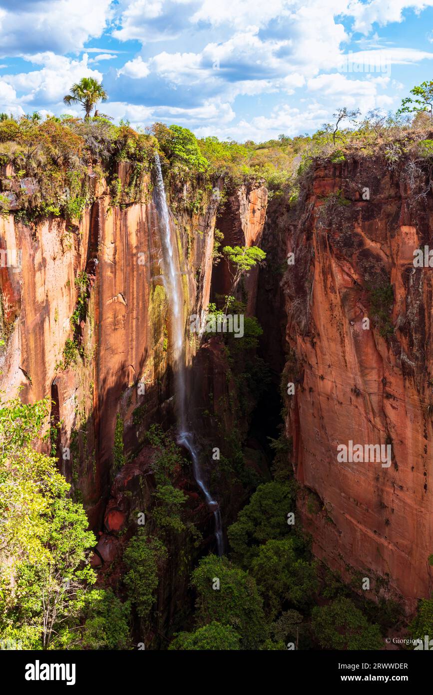 Lange Kaskaden fallen aus dem Canyon in Brasilien Stockfoto