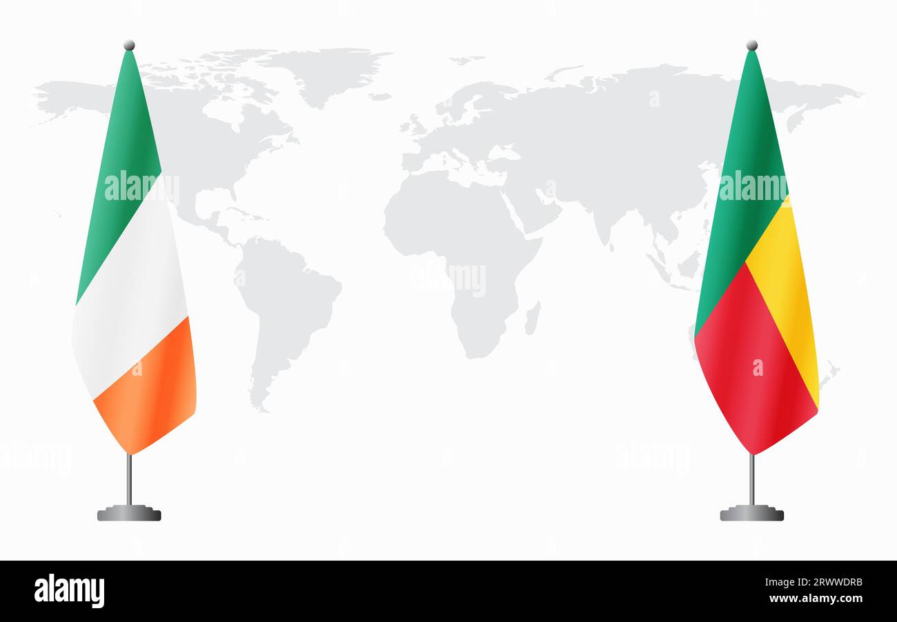 Irland und Benin Flaggen für offizielles Treffen vor dem Hintergrund der Weltkarte. Stock Vektor