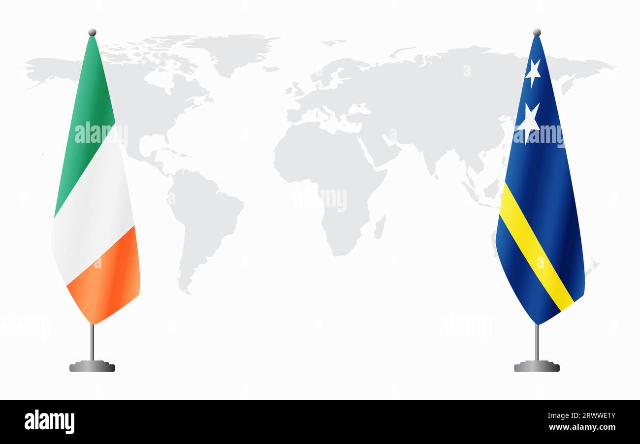 Irland und Curacao Flaggen für offizielles Treffen vor dem Hintergrund der Weltkarte. Stock Vektor